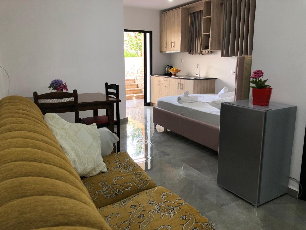 Vila Laura Pasha Villa Ксамил Екстериор снимка
